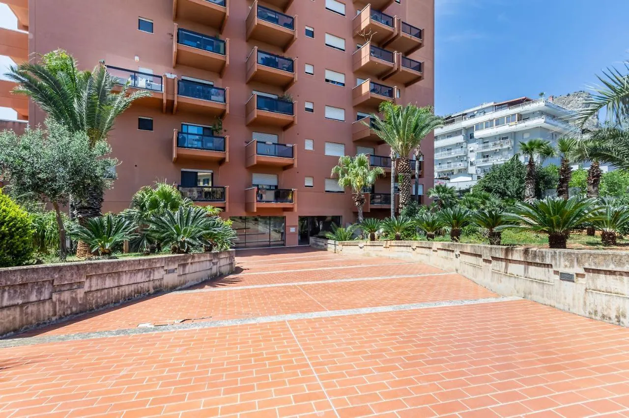 Arenella Elegant Apartment With Private Parking 巴勒莫